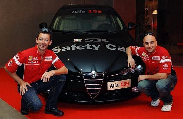 Superbike-Weltmeister Troy Bayliss und sein Ducati-Teamkollege Lorenzo Lanza vor dem neuen Safety Car der Superbike-Weltmeisterschaft 2007, einem Alfa 159 Sportwagon. Foto: Auto-Reporter/Alfa Romeo